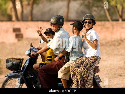 Eine burmesische Familie Welle wie sie vorbei auf ihre Roller zu fahren. Stockfoto