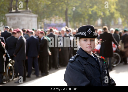 Metropolitan Polizistin bei der Erinnerung-Tag Sonntag Parade, London, England, UK Stockfoto