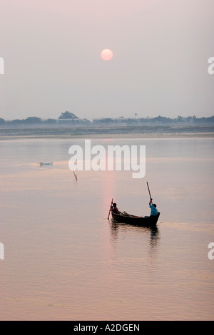 Fischer am Ayeyarwady Fluss in der Nähe von Mandalay. Stockfoto