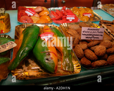 Marzipan in Form von Fischen im Schaufenster Viterbo Italien Stockfoto