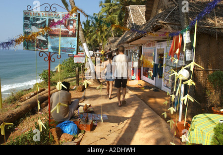 Klippe Geschäfte über reinwaschen Strand Varkala Kerala Indien Stockfoto