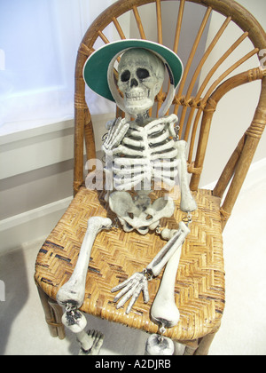 Skelett in einem Sessel entspannen Stockfoto, Bild: 7034779 - Alamy