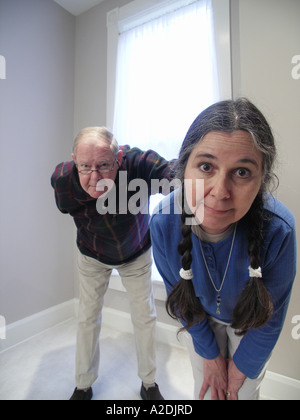 Älteres Ehepaar etwas zu prüfen Stockfoto