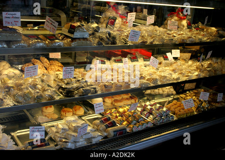Kuchen backen und Pralinen zum Verkauf in diesem Café in Toledo Spanien. Stockfoto