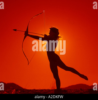 Junge Mädchen posiert in einer Ballett-Typ Pose halten Sie ein Junge und ein Pfeil als Bogenschütze Stockfoto