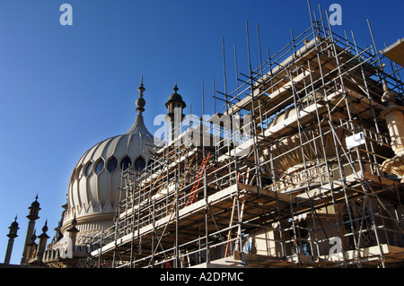 Die Kuppeln der Prinz Regent Palace The Royal Pavillon Brighton East Sussex sind im Gerüstbau für Mauerwerk Reparaturen abgedeckt. Stockfoto