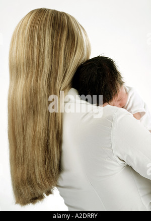 1218284 indoor Studio blonde lange Haare Kind junge Mädchen dunkel behaarte Brünette Mutter Mutterschaft Frau Kleinkind 0-5 St hautnah Stockfoto