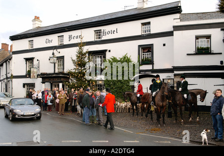 Brecon und Wanderungen Jagd Crickhowell Powys Wales UK GB sammeln außerhalb The Bear Hotel Stockfoto