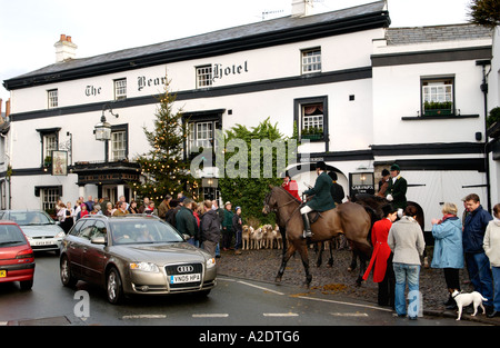 Brecon und Wanderungen Jagd Crickhowell Powys Wales UK GB sammeln außerhalb The Bear Hotel Stockfoto