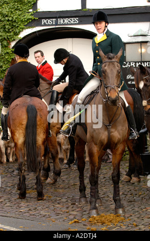 Brecon und Talybont Hunt versammeln sich vor The Bear Hotel Crickhowell Powys Wales UK GB Stockfoto