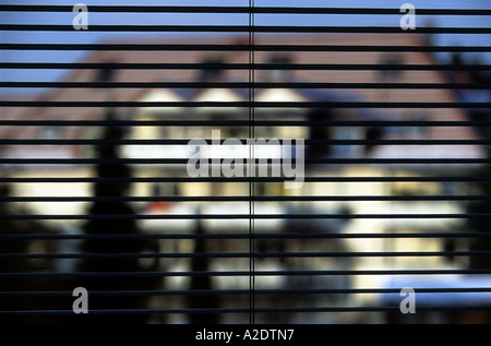 Jalousien an den Fenstern der Dachgeschoss-Wohnung. Stockfoto