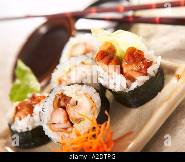 Maki mit gebratenem Hühnerfleisch in Teriyaki-sauce Stockfoto