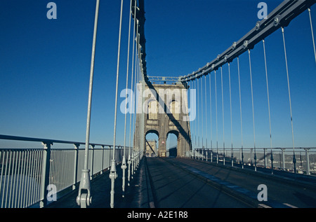 MENAI BRIDGE ISLE OF ANGLESEY GROSSBRITANNIEN Januar suchen, um die tragende Säule von Thomas Telford's Hängebrücke über Menaistraße Stockfoto