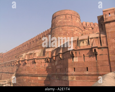 AGRA UTTAR PRADESH Indien November 1565 die Außenwände des Roten Forts von Akbar gebaut Stockfoto