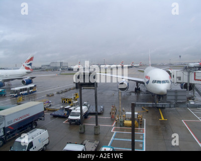 HEATHROW AIRPORT UK LONDON UK November British Airways Flugzeug mit Airbridge befestigt am Terminal 4 Stockfoto