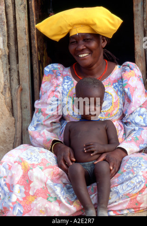 Namibia, Skeleton Coast, abgelegenen Dorf. Herero-Mutter und Sohn.  (MR) Stockfoto