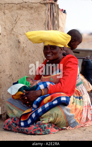 Namibia, Skeleton Coast, abgelegenen Dorf. Herero-Frau mit Kleinkind.  (MR) Stockfoto