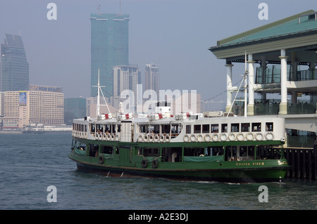 Hong Kong neue Star Ferry Terminal mit Kowloon hinter Stockfoto