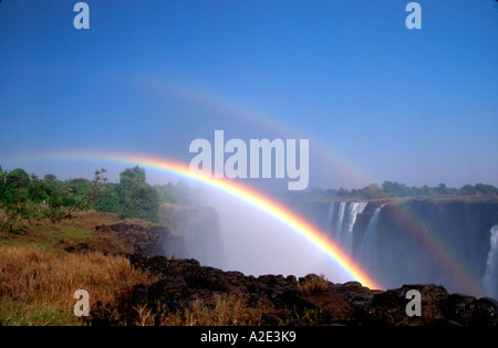 Simbabwe, Victoria Falls National Park. Doppelter Regenbogen über Victoria Falls. Stockfoto