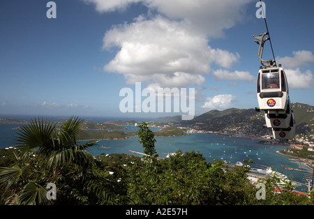 Seilbahnen, so dass des letzten Aufstiegs zum Paradies auf der St Thomas Skyride im Hintergrund zeigen ist der Hafen von Charlotte amalie Stockfoto