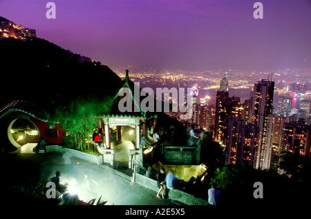 Pagode Stil Sicht auf Victoria Peak, mit Blick auf die Skyline von Hong Kong Mid-Levels und zentralen Bezirke. Stockfoto