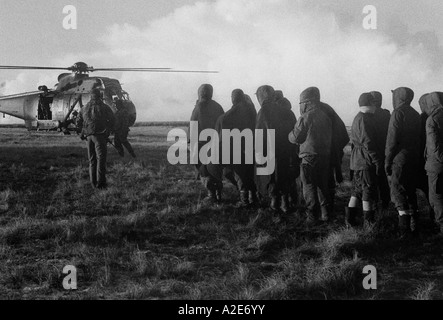 Argentinische Kriegsgefangene warten, bis einen Sea King Hubschrauber während des Falkland-Konflikt im Jahr 1982 an Bord Stockfoto