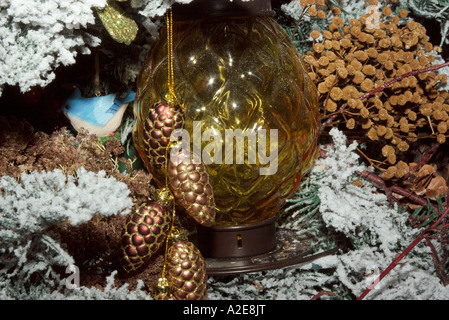 Eine gelbe Futterhäuschen verwendet als Baum Ornament auf einem Weihnachtsbaum, die am Festival of Trees versteigert werden statt in Wen Stockfoto