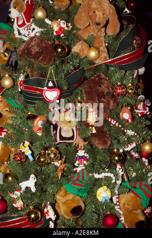 Ausgestopfte Tiere, die als Baumbehang auf einen Weihnachtsbaum, der auf dem Festival of Trees versteigert werden statt in Wenatchee, WA Stockfoto