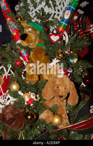 Ausgestopfte Tiere, die als Baumbehang auf einen Weihnachtsbaum, der auf dem Festival of Trees versteigert werden statt in Wenatchee, WA Stockfoto