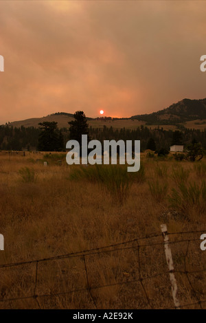 Sonnenuntergang hinter rauchigen Himmel aus der Spur Peak ein Lauffeuer in North Central Washington State Stockfoto