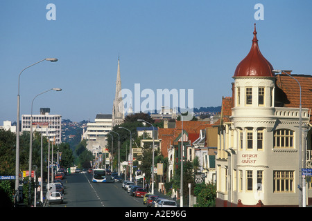 Blick nach Süden auf George Straße in Richtung Knox-Kirche und dem Stadtzentrum von Dunedin Otago Südinsel Neuseeland Stockfoto