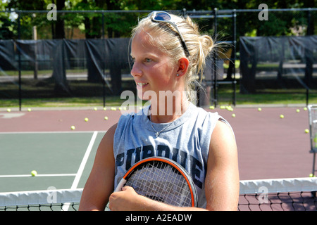 Weiblich-Tennistrainer, Unterricht an ein öffentliches Programm der Sommerschule Stockfoto