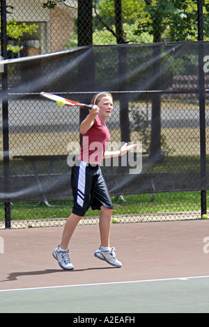 Teenager weibliche High-School-Schüler lernt, Tennis zu spielen, in einem öffentlichen Programm in Michigan Stockfoto