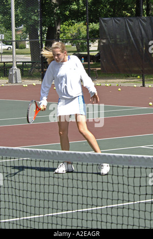 Teenager weibliche High-School-Schüler lernt, Tennis zu spielen, in einem öffentlichen Programm in Michigan Stockfoto