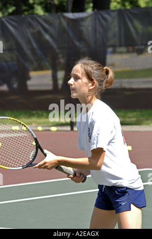 Teenager weibliche High-School-Schüler lernt, Tennis zu spielen, in einem öffentlichen Programm in Michigan Stockfoto