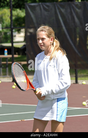 Teenager weibliche High-School-Schüler lernt, Tennis zu spielen, in einem öffentlichen Programm in Michigan Stockfoto