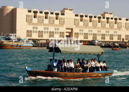 Dubai Creek Fähren am Dubai Creek zwischen Deira und Bur Dubai Abra für einheimische Stockfoto