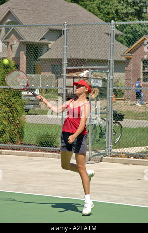 Erwachsene weibliche Tennis spielen auf einem Hartplatz Stockfoto