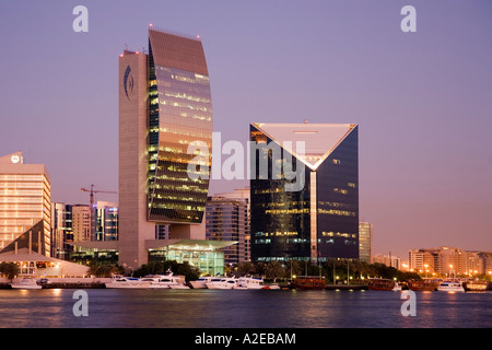 Skyline von Dubai Creek Promenade moderner Architektur Dubai Nationalbank Sonnenuntergang Stockfoto