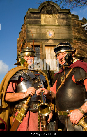 Römische Legionäre vor König Charles Turm, die Stadtmauern, Chester, Cheshire, England, UK Stockfoto