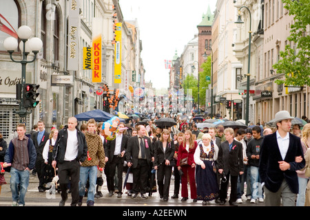 Karl Johan s Street im Zentrum von Oslo Norwegen während der Unabhängigkeitstag feiern 17. Mai Stockfoto