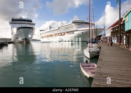 Die Golden Princess und Celebrity Constellation Kreuzfahrt Schiffe an der Pier in St. John's, Antigua. Stockfoto