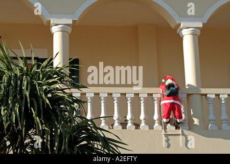 Santa Clause Klettern auf einen Balkon Lagos Algarve Portugal Stockfoto