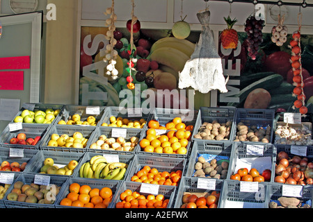 Ein Obst-Stall und getrockneten Stockfisch Bacalhau Lagos Algarve Portugal Stockfoto