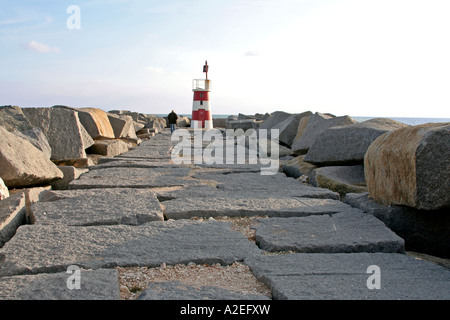 Ein langer Weg bis zum Leuchtturm bei Alvor Algarve Portugal Stockfoto