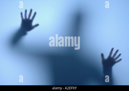 Person hinter einem mattierten Fenster Stockfoto