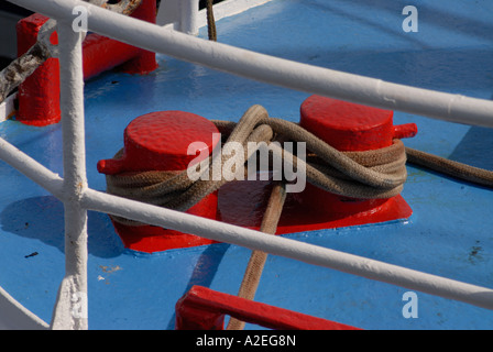 Ein Liegeplatz Seil und neu lackiert rot Stollen auf dem Deck eines Fischerbootes Newlyn Cornwall England UK 19. September 2006 Stockfoto