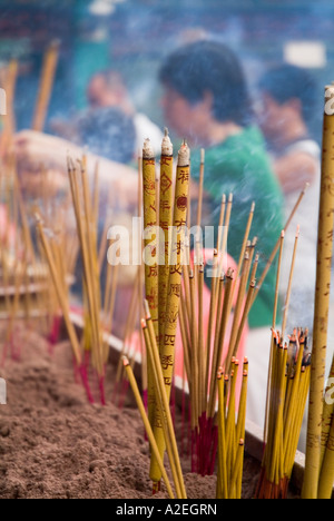 dh Wong Tai Sin Tempel WONG TAI SIN HONGKONG Joss-Sticks Brennen in Urnen Schrein Räucherstäbchen chinesischen taoismus Ritualbrenner Stockfoto