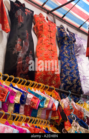 dh Ladies Market MONG KOK HONG KONG Street Marktstand Zeigt chinesische Seide Cheongsam Kleider mongkok traditionelle Kostüm china Kleid Kaufen Stockfoto