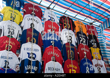 dh Tung Choi MONG KOK HONG KONG Chinesischer Marktstand Fußball Streifen Kit mongkok gefälschte Kleidung Hemden gefälschte Fälschung Waren Streifen sie china asien Stockfoto